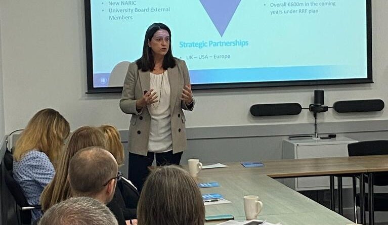 22 11 22 Στη συζήτηση στρογγυλης τραπέζης στα γραφεία του UNIVERSITIES U.K. INTERNATIONAL 2|2.ekproswpoi ellinikwn bretanikwn panepisthmiwn|3. ypografi ap8 liverpool|4. instituto ucl|5.Nobel|6.Presbeis|Από την εκδήλωση με έλληνες Πανεπιστημιακούς της διασποράς